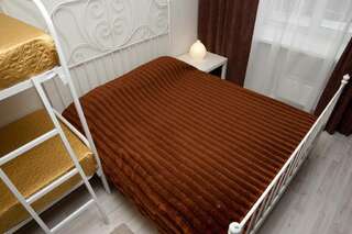 Хостел Аврора Мини-отель Центр Екатеринбург Двухместный номер с большой кроватью и спальным местом на двухъярусной кровати-3