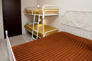 Хостел Аврора Мини-отель Центр Екатеринбург Двухместный номер с большой кроватью и спальным местом на двухъярусной кровати-4